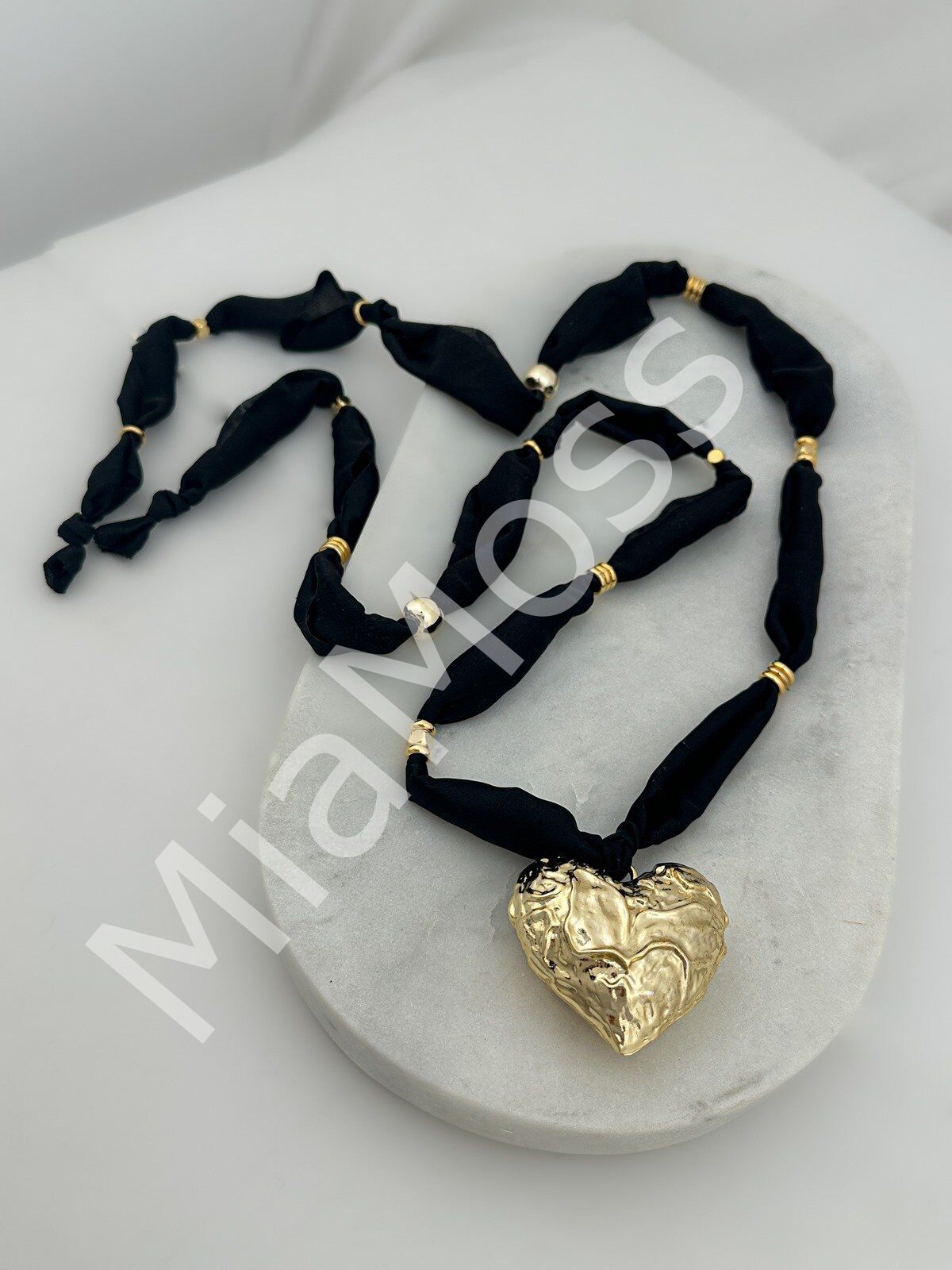 Saten İp Gold Biye Detay Bombeli Desenli Kalp Figür Marka Model Kolye (130 Cm)