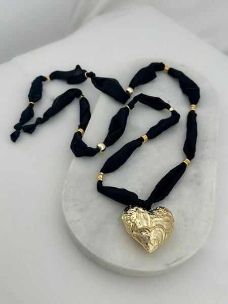 Saten İp Gold Biye Detay Bombeli Desenli Kalp Figür Marka Model Kolye (130 Cm)