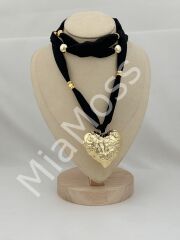 Saten İp Gold Biye Detay Bombeli Desenli Kalp Figür Marka Model Kolye (130 Cm)