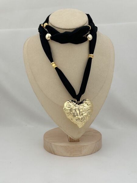 Saten İp Gold Biye Detay Bombeli Desenli Kalp Figür Marka Model Kolye (130 Cm)