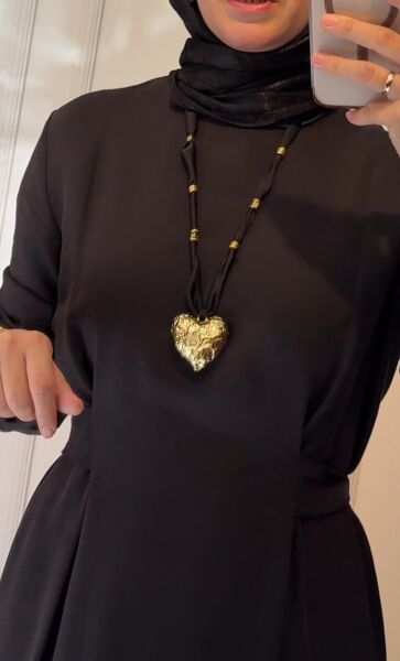 Saten İp Gold Biye Detay Bombeli Desenli Kalp Figür Marka Model Kolye (130 Cm)