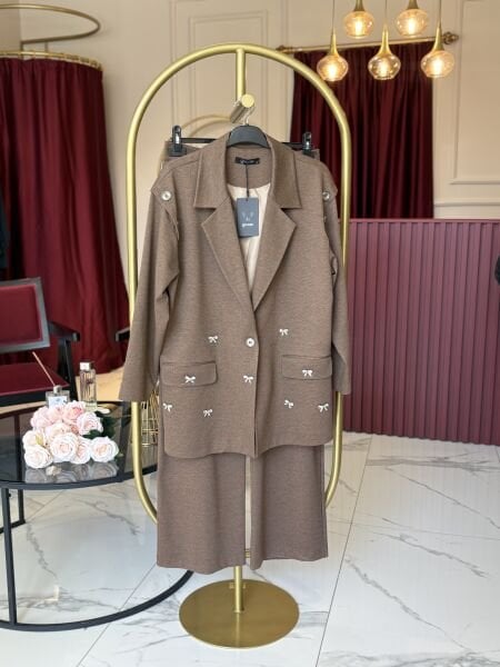 Fiyonk Taş Detaylı Latte Ceketli Takım