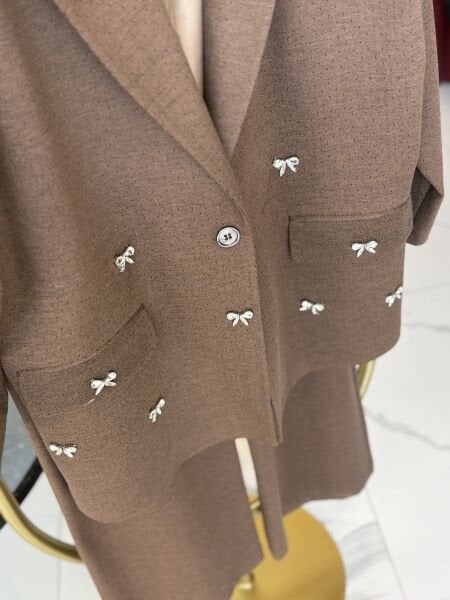 Fiyonk Taş Detaylı Latte Ceketli Takım