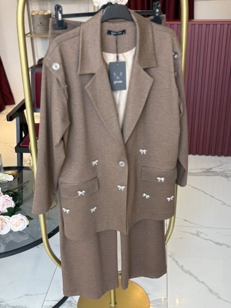 Fiyonk Taş Detaylı Latte Ceketli Takım