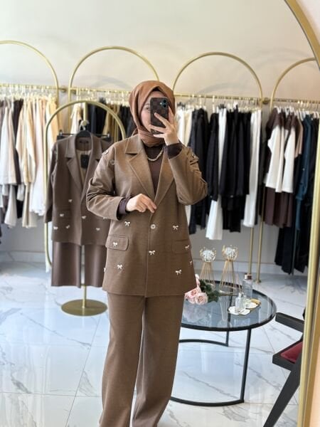 Fiyonk Taş Detaylı Latte Ceketli Takım