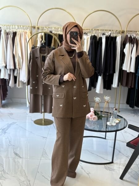 Fiyonk Taş Detaylı Latte Ceketli Takım